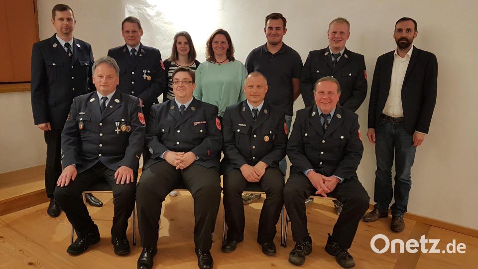 Christopher Hanauer (vorne, Zweiter von links) steht künftig an der Spitze der Feuerwehr Burgtreswitz. Bild: gi