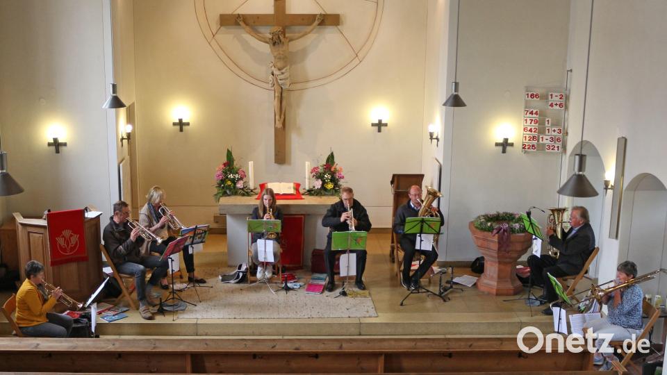 Das ursprünglich als OpenAir geplante Konzert des Auerbacher Posaunenchors fand wegen des kühlen Wetters in der Christuskirche statt. Die Leitung hatte Markus Toesko (4.v.r.). Bild: Michael Herán/exb
