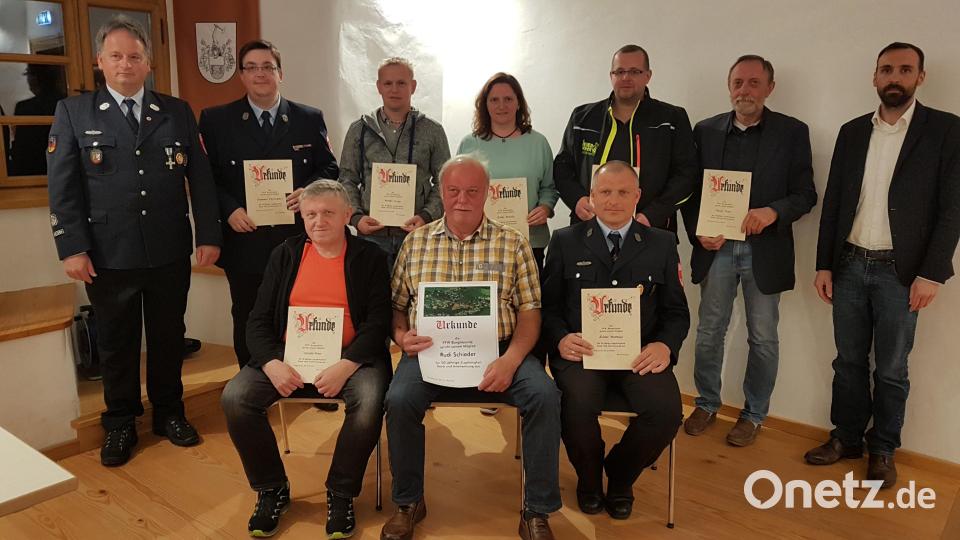 Zweiter Vorsitzender Matthias Zeitler (vorne, rechts) und Bürgermeister Armin Bulenda (rechts) ehren treue Mitglieder. Auch Kommandant Peter Hartinger (links) gtauliert den Jubilaren. Bild: gi