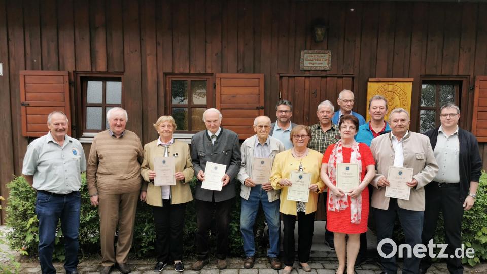 Der OWV Eslarn hat viele treue Mitglieder. Anna und Siegfried Reindl, Johann Kleber (ab Dritte von links) und Ludwig Bauriedl (Zweiter von rechts) sind seit 50 Jahren dabei. Bild: gz