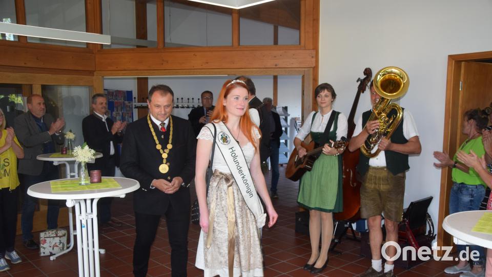 Unter den Klängen der Jungen Wittschauer zieht Bürgermeister Anton Kappl mit Holunderkönigin Monika I. ins Gemeindezentrum ein. Bild: fz