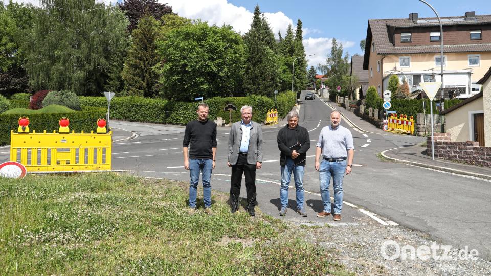 Ab Dienstag ist der Kreuzungsbereich für den Verkehr gesperrt. Bürgermeister Johannes Reger (Zweiter von links) ist sich sicher, dass die Bauarbeiten im vorgegebenen Zeitrahmen fertiggestellt werden können. Mit auf dem Bild (von links) der Technische Angestellte der Stadt Markus Meyer, Werner Bitterer vom Ingenieurbüro Münchmeier und Eigner und Holger Dederl von der bauausführenden Firma Wilhelm Bauer. Bild: njn
