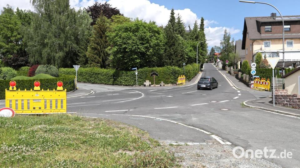 Ab Dienstag ist der Kreuzungsbereich für den Verkehr gesperrt. Die Anwohner der (von links) Wetzldorfer Straße und der Thanner Straße müssen die Umleitung über Thann und Wetzldorf zur Staatsstraße 2181 in Kauf nehmen. Die Steinige Gasse (rechts) und der Naabweg sind über den Kühstein erreichbar. Bild: njn