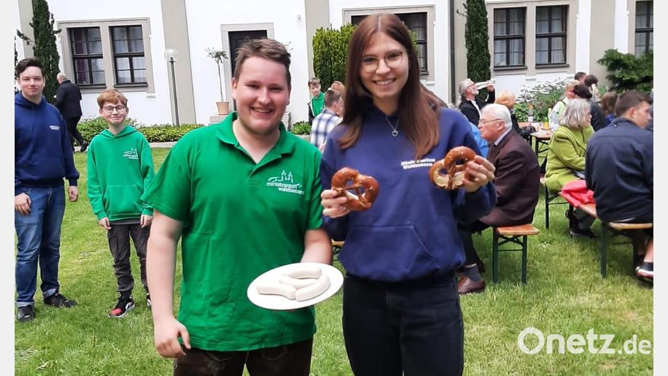 Nach der Corona-Pause veranstalteten die Waldsassener Ministranten wieder ein Weißwurstfrühstück. Bild: Markus Scharnagl/exb