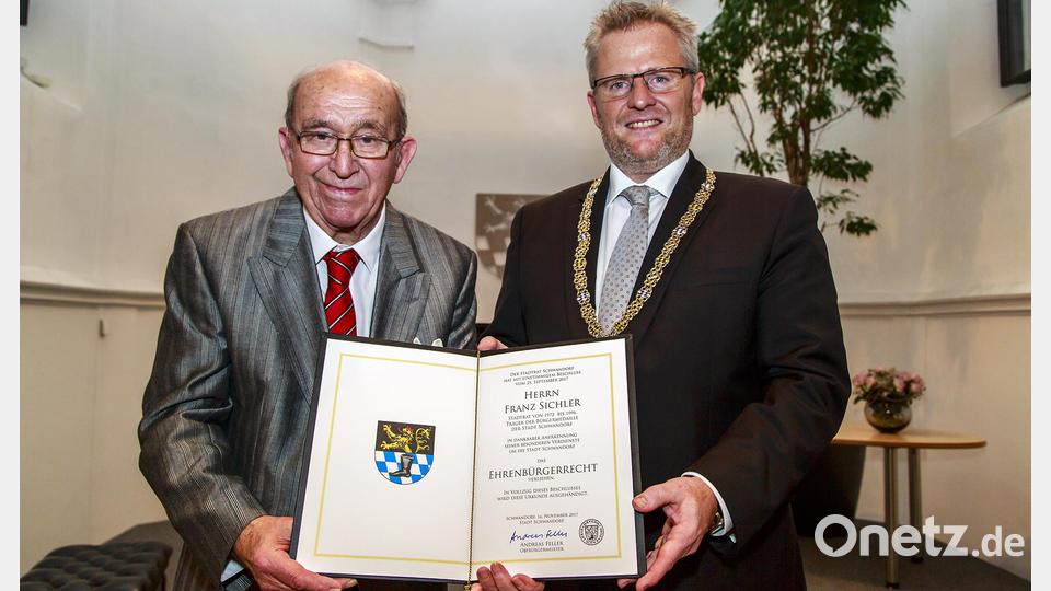 Im November 2017 wurde Franz Sichler (links) die Ehrenbürgerwürde von Oberbürgermeister Andreas Feller verliehen. Am Mittwoch ist Sichler im Alter von 93 Jahren verstorben. Archivbild: Clemens Hösamer