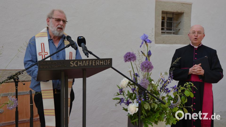 Die kirchliche Segnung nahmen Pater Benedikt Leitmayr (links) und Monsignore Georg Schwager vor. Bild: jr