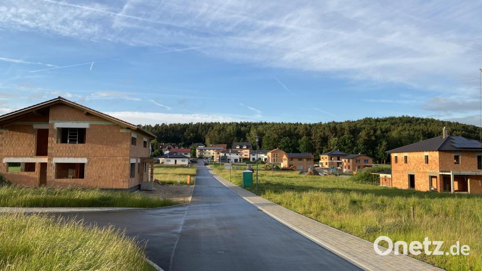 Innerhalb rund eines Jahres sind im zweiten Bauabschnitt Kornweg schon viele Häuser in die Höhe geschossen. Neubaugebiete bewahren Stulln vor einem Bevölkerungsrückgang, Bild: Hans Prechtl/exb