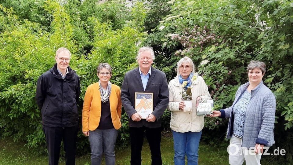 Werner Georg Hofmann (Mitte) wurde für 60 Jahre Bläserdienst ausgezeichnet. Mit ihm freuten sich (v.l.) Markus Toesko und Brigitte Grüner sowie (v.r.) Kerstin Syttny und Ehefrau Dagmar Hofmann. Bild: Posaunenchor/exb
