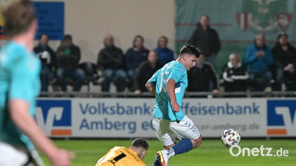 In dieser Szene spielt Giuliano Nyary (rechts) den Ammerthaler Torhüter Christopher Sommerer aus und traf gegen die DJK. Künftig spielen die beiden in einer Mannschaft. Archivbild: Ziegler