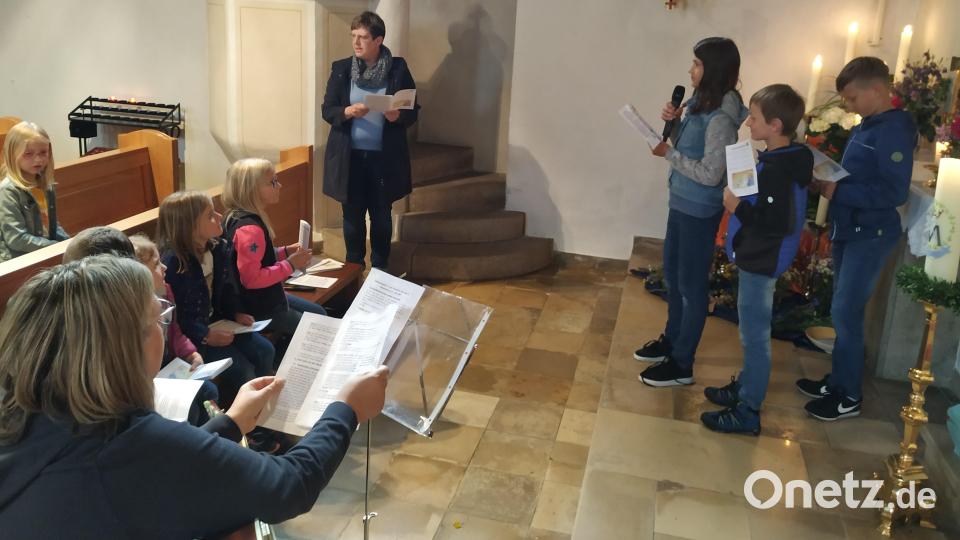 Monika Stahl gestaltete mit Gerlinde Haberkorn (vorne links) an der Gitarre zusammen mit Maria Bock eine gelungene Kindermaiandacht in der Herz-Jesu-Pfarrkirche. Bild: mez