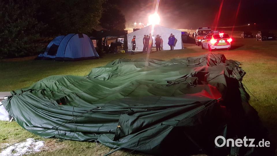 Es soll eine Windhose gewesen sein. Im Zuge des Unwetters am Freitagabend nahm der Zeltplatz bei Tröbes (Landkreis Neustadt/WN) ordentlich Schaden. Die 40 Kinder und deren Betreuer, die dort übernachten wollten, blieben unverletzt. Bild: dob