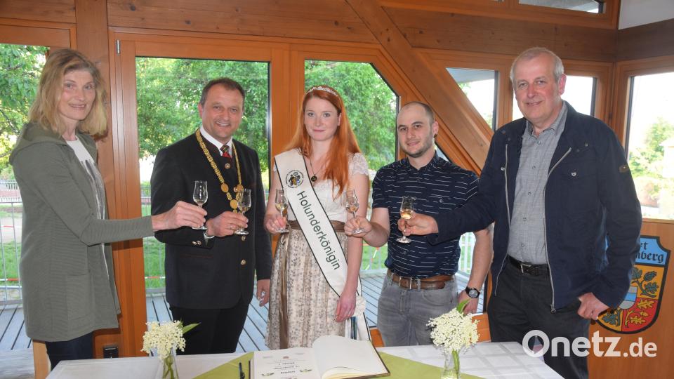 Mit eigenem Holunderlikör stoßen Vater Josef Bernhard, Partner Johann Hirtreiter (von rechts), Mutter Maria und Bürgermeister Anton Kappl mit Holunderkönigin Monika I. (von links) beim Empfang der Marktgemeinde an. Bild: fz