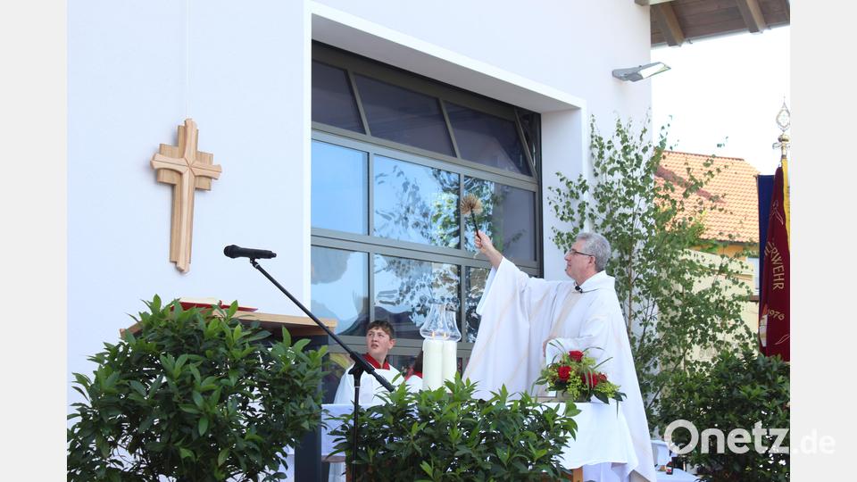 Die Segnung des Gerätehauses nahm nach dem Gottesdienst der Nabburger Stadtpfarrer Hannes Lorenz vor. Bild: Nadine Ibler/exb