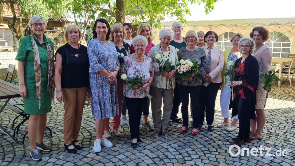 Das Vorstandsteam des Frauenbunds Waldsassen und der Vitagruppe würdigte bei einer Muttertagsfeier in Kondrau eine Reihe langjähriger und verdienter 
Mitglieder. Bild: Sabine Schiml/exb