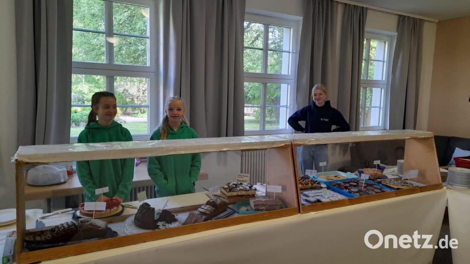 Nach der Corona-Pause veranstalteten die Waldsassener Ministranten wieder ein Weißwurstfrühstück. Bild: Markus Scharnagl/exb