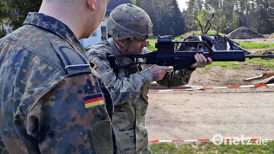 Im Stehen und in Pirschhaltung mussten die Reservisten ihre Schüsse abgeben. Bild: R. Kreuzer