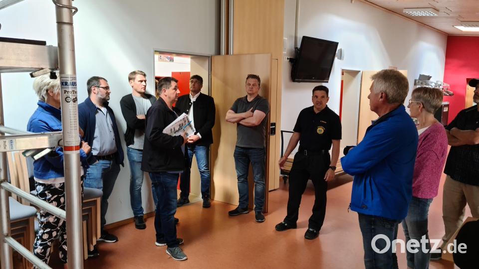 Kommandant Alexander Richter erläutert dem Bauausschuss notwendige Arbeiten am Feuerwehrhaus. Bild: sne