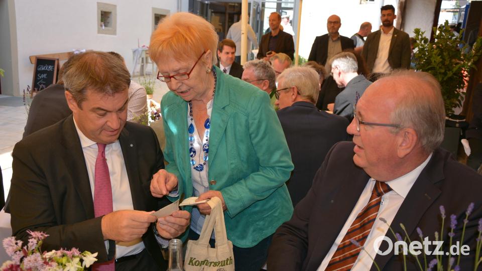 Einige Konnersreuther nutzten die Chance für einen kurzen Plausch mit dem Ministerpräsidenten. Bild: jr