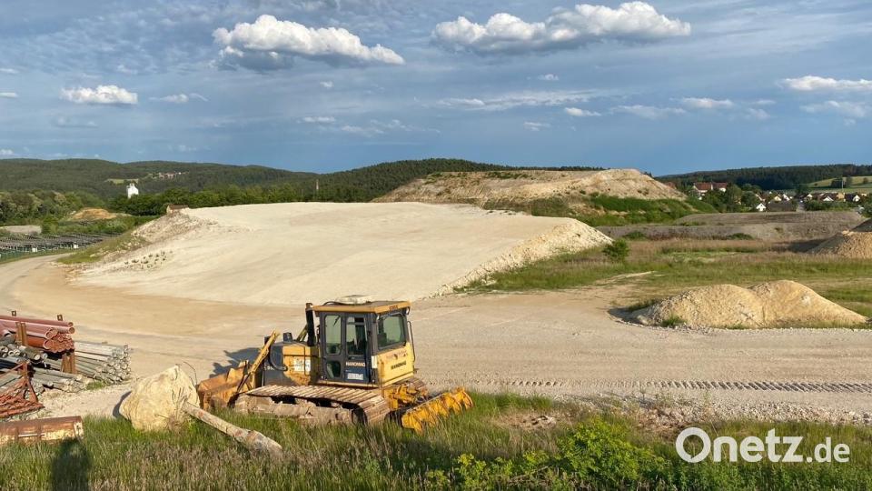 In der Tongrube Stulln wird Ton abgebaut, beim Verfüllen werden mineralische Materialien entsorgt und die Fläche danach wieder für Gewerbe nutzbar gemacht. Die Zech Umwelt GmbH sprach bei der Versammlung über das Projekt. Bild: Hans Prechtl/exb