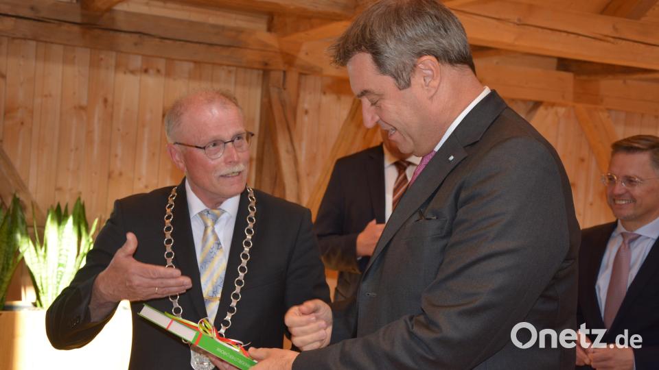 Mit einer Chronik der Marktgemeinde beschenkte Bürgermeister Max Bindl den bayerischen Ministerpräsidenten. Bild: jr