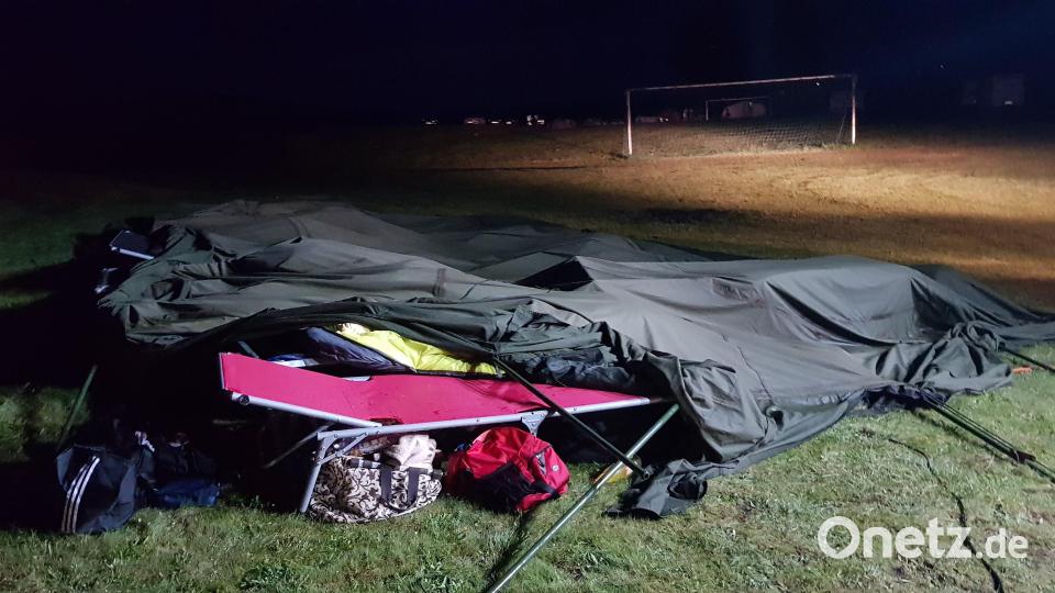 Die Feuerwehr leuchtet den Zeltplatz aus, um sicherzugehen, dass im Wirrwarr des Sturms kein Kind verloren gegangen ist. Bild: dob