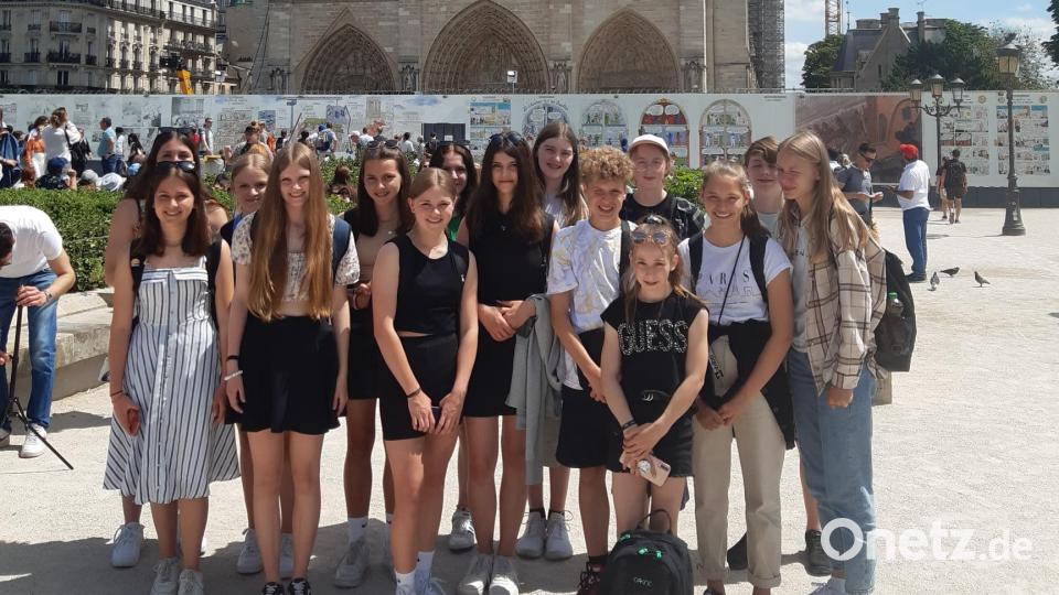 In Paris besuchen die Vohenstraußer Realschüler die verschiedensten Sehenswürdigkeiten. Hier sind sie an der durch einen Großbrand schwer in Mitleidenschaft gezogenen Kathedrale Notre Dame. Bild: dob