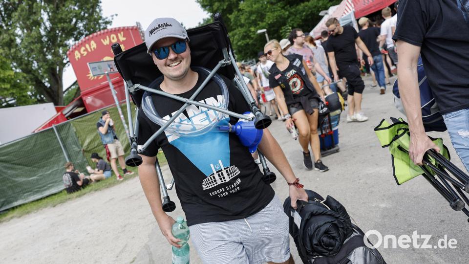 Thomas kommt mit Stuhl über dem Kopf. Bild: Löb Daniel/dpa