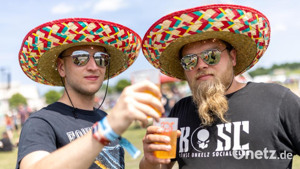 Mit Sombrero und Sonnenbrille warten Benji (l) und Dominik auf den Konzertstart. Bild: Daniel Karmann