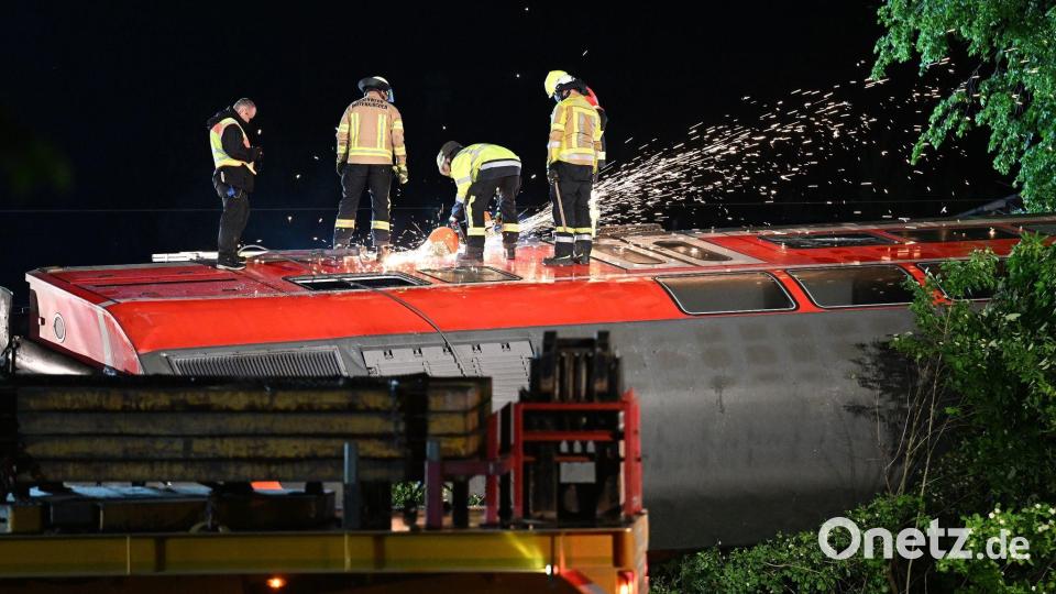 Zahlreiche Einsatz- und Rettungskräfte sind bis spät in der Nacht an der Unfallstelle im Einsatz. Bild: Angelika Warmuth/dpa