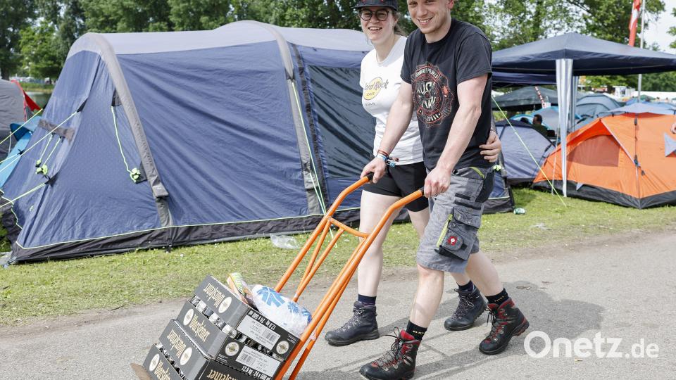 Carolin (l) und Lukas (r) fahren ihr Bier zum Zeltplatz. Bild: Löb Daniel/dpa