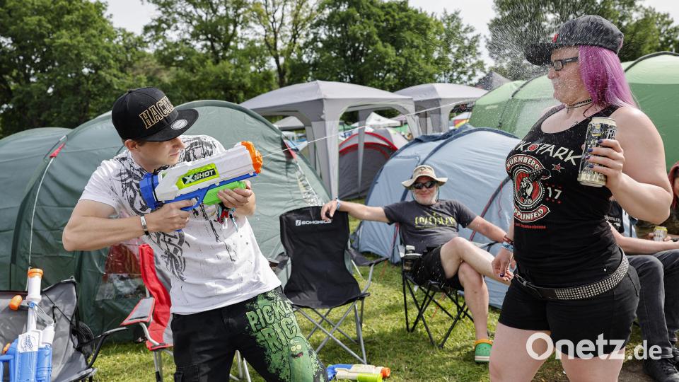 David sorgt bei Pauline mit einer Spritzpistole für Erfrischung. Bild: Löb Daniel/dpa