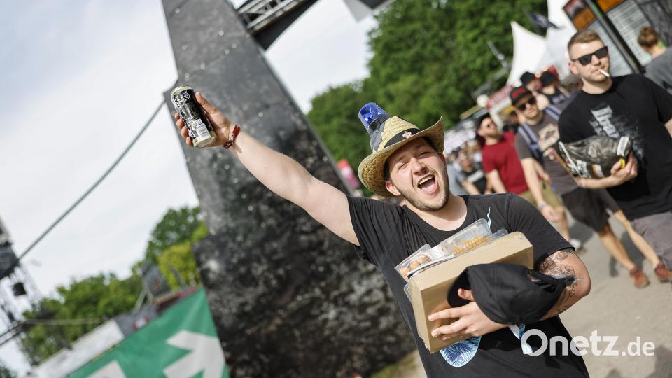 Dominik kommt mit Blaulicht auf dem Kopf. Bild: Löb Daniel/dpa