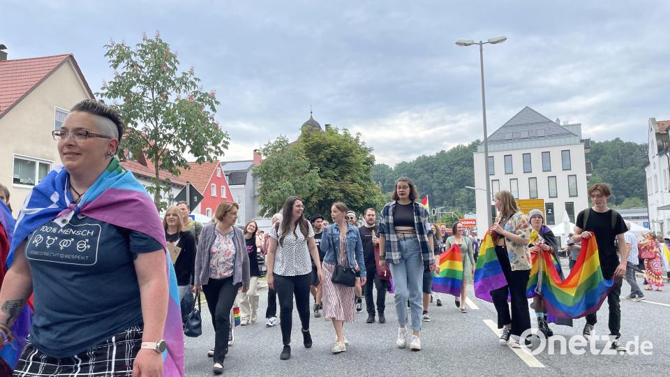 150 Menschen beteiligten sich am Demonstrationszug beim ersten CSD Nordoberpfalz in Neustadt/WN. Bild: jus