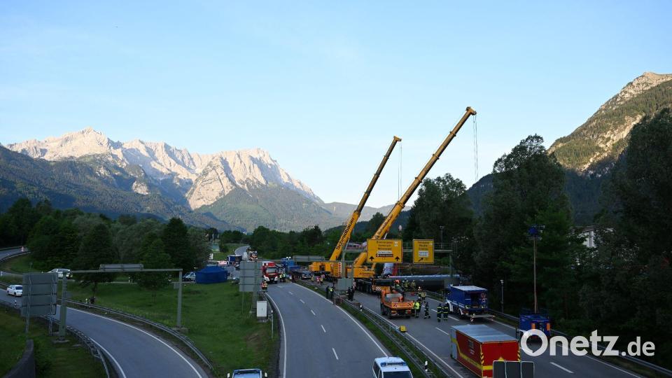 Einsatz- und Rettungskräfte sind zu Tagesbeginn an der Unfallstelle im Einsatz. Bild: Angelika Warmuth/dpa