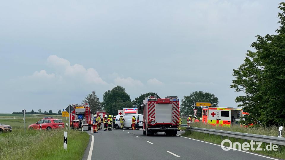 Zu einem schweren Verkehrsunfall auf der B299 bei Reuth bei Erbendorf mit vier Verletzten kam es am Samstagnachmittag kurz nach 14 Uhr. Die Strecke war für über eine Stunde komplett gesperrt. Bild: FFW Krummennaab/exb