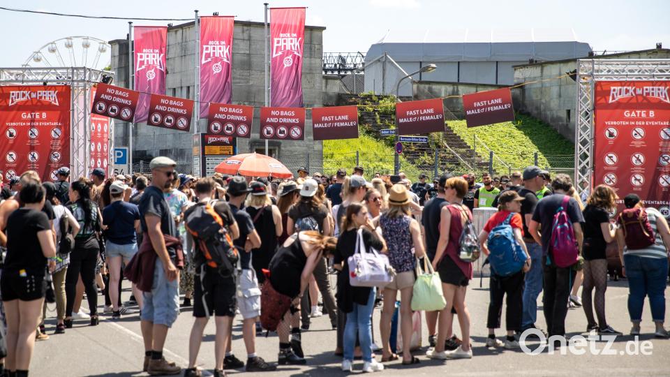 Besucher stehen an der Eingangskontrolle. Bild: Daniel Karmann