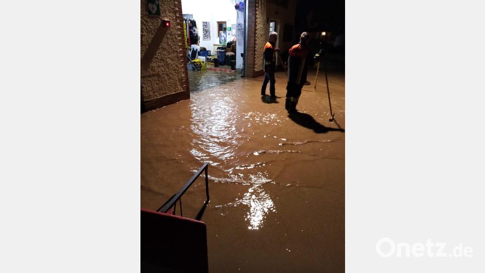 Vor dem Feuerwehrgerätehaus bildet sich ein See. Das Wasser brachte Schlamm und Dreck mit und überflutete das Gerätehaus. Bild: dob