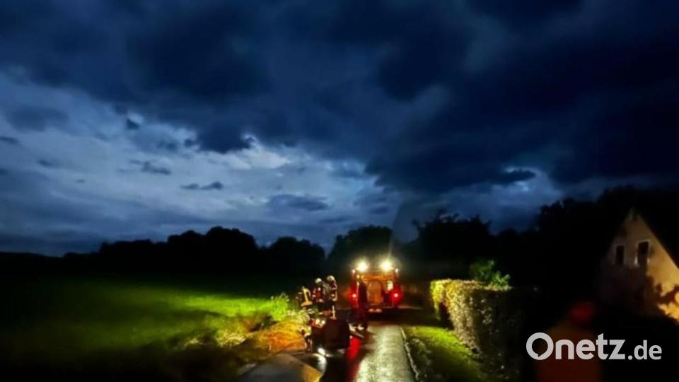 Richtig gespenstisch und bedrohlich zogen die dunklen Regenwolken über den Vohenstraußer Ortsteil Oberlind hinweg. Bild: dob