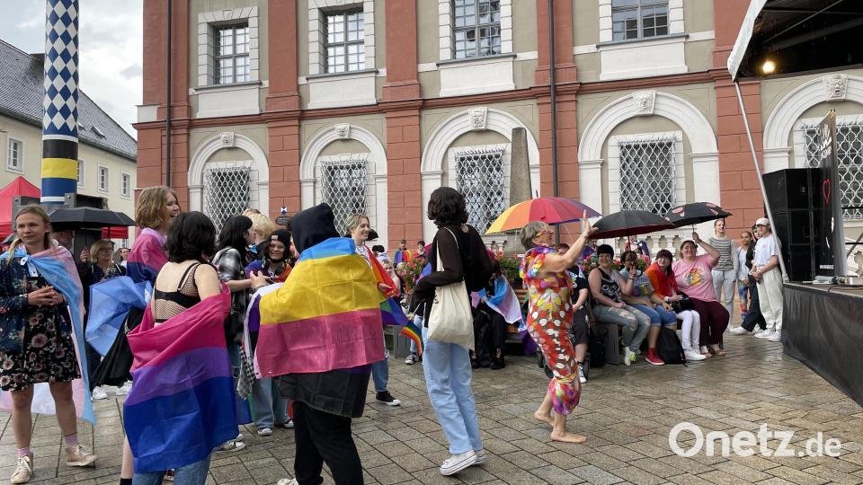 Beim CSD Nordoberpfalz wurde viel getanzt – sowohl im Regen... Bild: jus