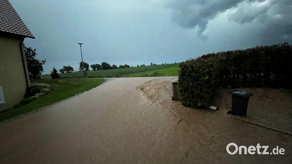 Die Straßen Oberlinds werden bei dem Unwetter am Freitagabend vor Pfingsten zu Seen. Bild: dob