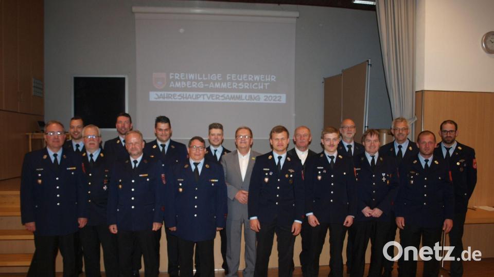 Wolfgang Nagler (Dritter von rechts) bleibt Vorsitzender des Ammersrichter Feuerwehrvereins. Mit auf dem Bild zu sehen sind der komplette Vorstand und Bürgermeister Martin Preuß (Bildmitte). Bild: tne