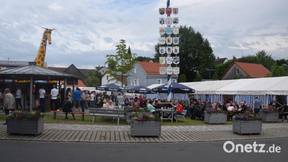 Dorfplatz Etzenricht. Gefeiert wurde auf dem ganzen Areal am und im Festzelt. Bild: fz