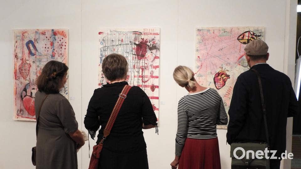 Am Samstagabend eröffnete der Oberpfälzer Kunstverein die Pfingstausstellung im Foyer der Hans- und Sophie-Scholl-Realschulen mit vielen interessierten Besuchern. Bild: Winkler