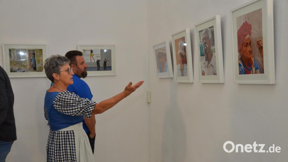 Die Besucher hatten ausreichend Gelegenheit die ausgestellten Werke in Ruhe zu inspizieren und auf sich wirken zu lassen.. Bild: dob