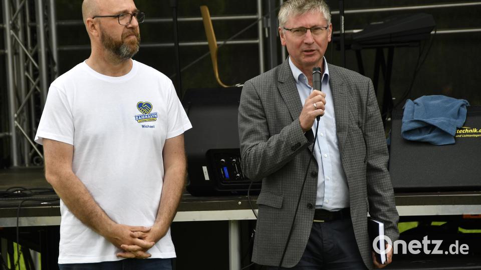 Bürgermeister Franz Badura (rechts) lobte die Amberger Flüchtlingsarbeit. Bild: Petra Hartl