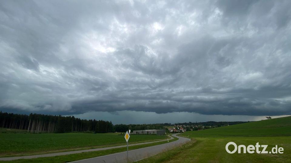 Dunkle Wolken ziehen am Sonntag über den Landkreis Lindau hinweg und bringen Starkregen und Hagel mit sich. Bild: Davor Knappmeyer/dpa