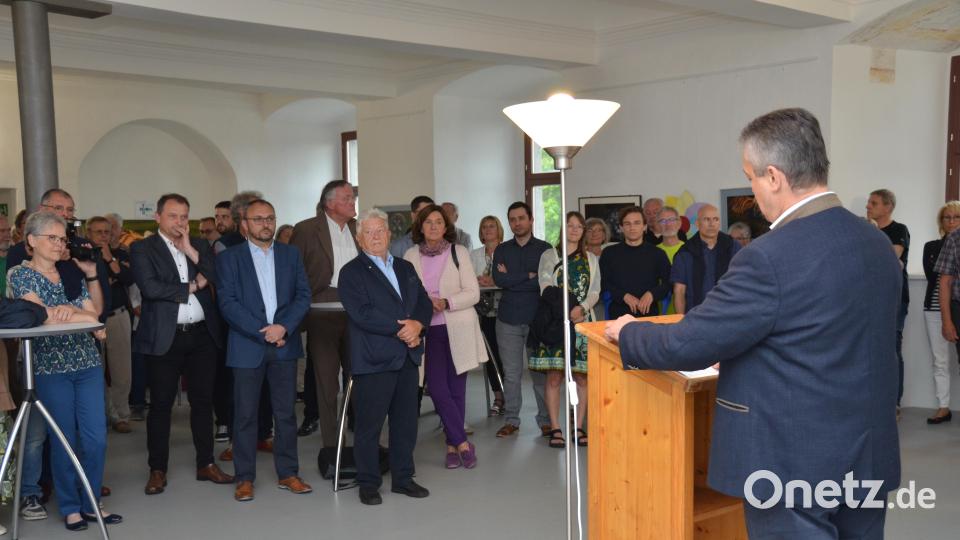 Bürgermeister Andreas Wutzlhofer freute sich über die große Schar an Gästen bei der Vernissage im Schloss Friedrichsburg zur Eröffnung des Kultursommers 2022 unter dem Titel "Sehen und Staunen" mit dem Fotoclub Vohenstrauß. Bild: dob