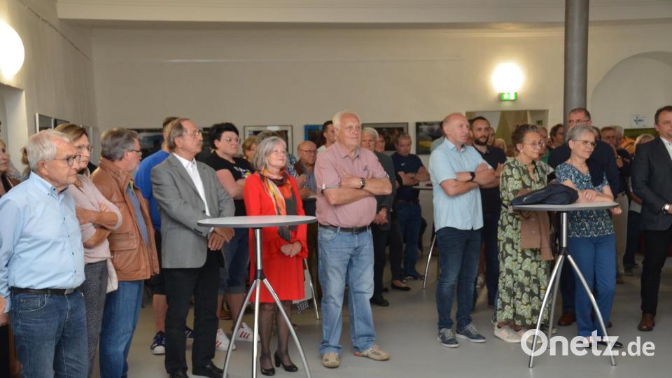 Zahlreiche Gäste verfolgten die Ausstellungseröffnung zum Kultursommer 2022 mit dem Fotoclub Vohenstrauß, unter dem Titel "Sehen und Staunen". Bild: dob