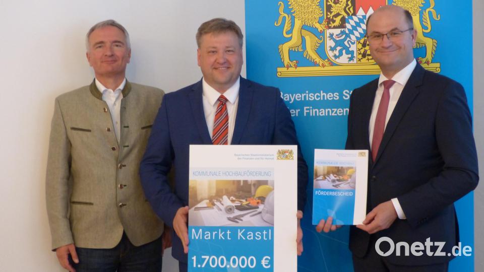 Bei der Übergabe des Förderbescheids (von links): MdL Harald Schwartz, Bürgermeister Stefan Braun und Finanz- und Heimatminister Albert Füracker. Bild: jp