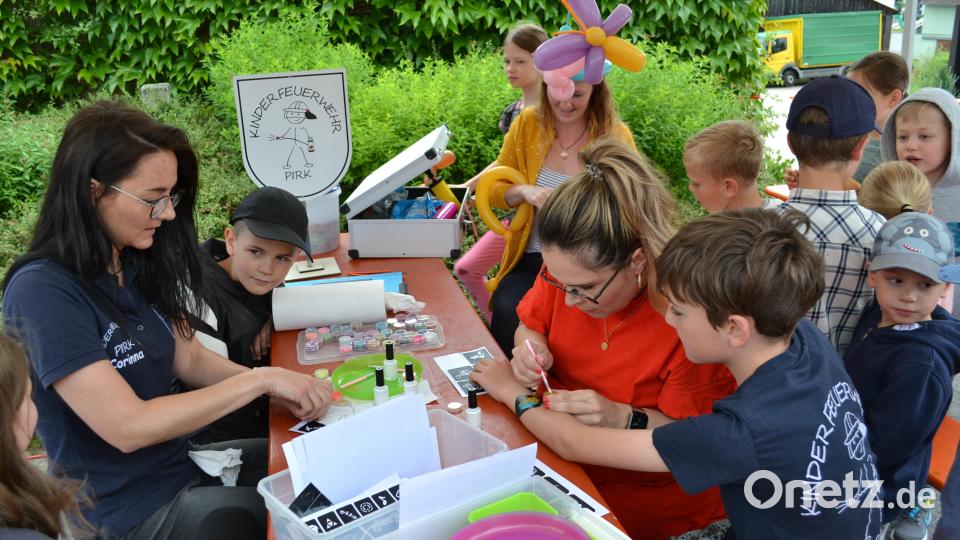 Ob Tattoo oder Luftballonhut, die Kinder stellten sich gern dafür an. Bild: kki